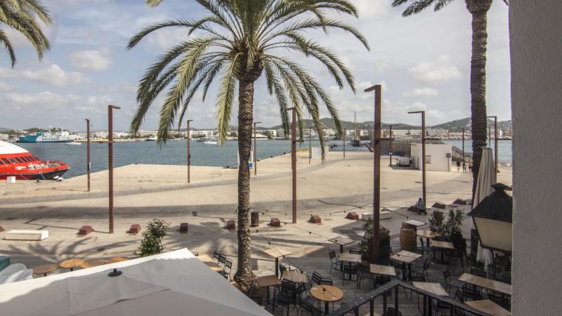 Local con licencia de bar de copas situado en el puerto de Ibiza